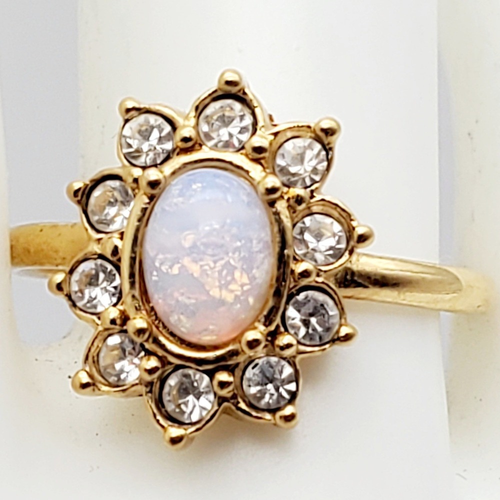 Avon Ring Gold Tone Fiery Opalesque Rhinestone Oval Classic Cocktail 8.75 1990s